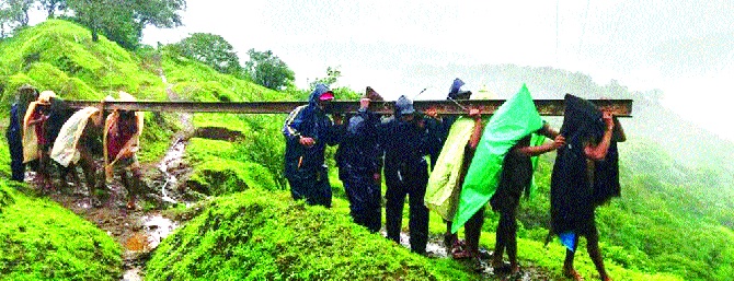 'Odds of darkness' on the shoulder. rain | भर पावसात खांद्यावर ‘अंधाराचं ओझं’